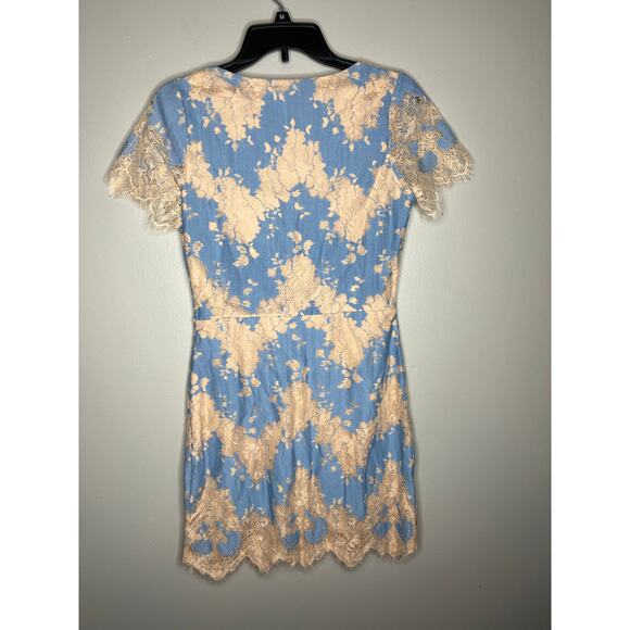 Stroia Floral Lace Bodycon Fitted Plunge Neck Mini Dress In Blue and Cream - Picture 5 of 6